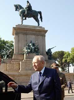 Il Presidente Ciampi subito dopo aver reso omaggio al monumento a Giuseppe Garibaldi, nel 120°anniversario della morte dell'eroe