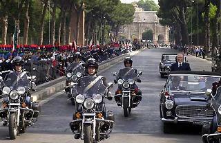 Il Presidente Ciampi passa in rassegna i reparti schierati per la Parata Militare, in occasione della Festa della Repubblica