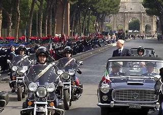 Il Presidente Ciampi passa in rassegna i reparti schierati per la Parata Militare, in occasione della Festa della Repubblica