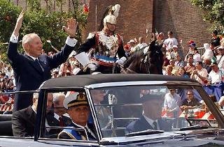 Il Presidente Ciampi al suo arrivo a via dei Fori Imperiali risponde al saluto del pubblico