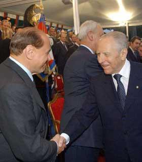 Il Presidente Ciampi saluta Silvio Berlusconi in occasione della celebrazione del 188° anniversario di fondazione dell'Arma dei Carabinieri