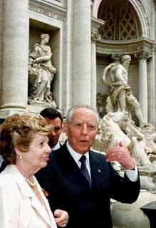 Il Presidente Ciampi in compagnia della moglie Franca dopo la visita della Mostra a Palazzo Poli visita Fontana di Trevi
