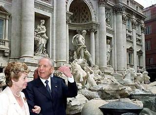Il Presidente Ciampi con la Signora Franca a Fontana di Trevi