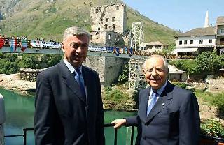 Il Presidente Ciampi con il Presidente della Presidenza Tripartita della Bosnia-Erzegovina Belkic, davanti al Ponte che dovrà essere ricostruito