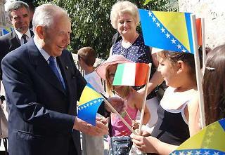 Il Presidente Ciampi al suo arrivo nella cittadina della Bosnia Erzegovina