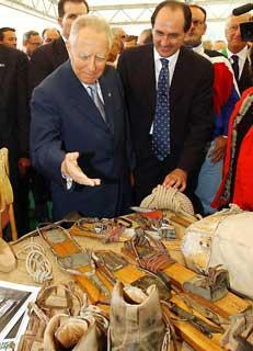 Il Presidente Ciampi visita una mostra, durante la celebrazione dell'Anno Internazionale della Montagna