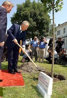 Il Presidente Ciampi con a fianco il Presidente della Repubblica Slovacca Schuster, mette a dimora, nei giardini presidenziali, &quot;l'Albero dell'Amicizia&quot;
