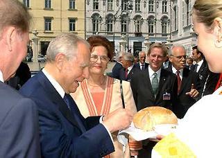 Il Presidente Ciampi al suo arrivo al Palazzo Presidenziale riceve il benvenuto ufficiale con l'offerta del pane e del sale, quale segno tradizionale di ospitalità