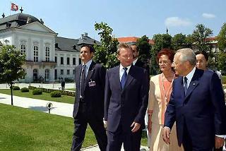 Il Presidente Ciampi con il Sottosegretario agli Affari Esteri Baccini, al suo arrivo al Palazzo Presidenziale in compagnia del Presidente della Repubblica Slovacca Rudolf Schuster e della Signora Schusterova