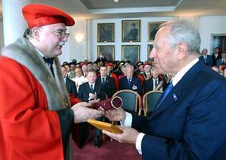 Il Presidente Ciampi con il Rettore dell'Università Ferdinand Devinsky che ha conferito al Capo dello Stato la &quot;Grande Medaglia d'Oro&quot; dell'Università Comenio