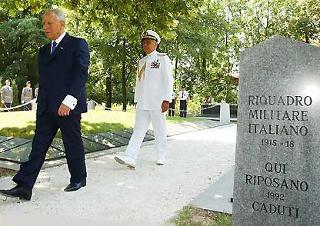 Il Presidente Ciampi, accompagnato dal Consigliere Militare Sergio Biraghi, subito dopo aver reso omaggio ai Caduti durante la guerra 1915-18 che riposano nel Cimitero di Samorin