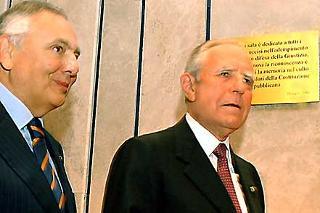 Il Presidente Ciampi con il Vice Presidente del CSM Giovanni Verde, nella Sala delle Conferenze, davanti alla targa che ricorda tutti i magistrati caduti nell'adempimento del dovere