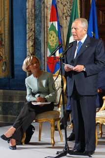 Il Presidente Ciampi rivolge il suo indirizzo di saluto ai partecipanti al Convegno Internazionale promosso dall'Organizzazione Non Governativa &quot;Non c'è pace senza giustizia&quot;, in occasione dell'incontro al Quirinale. A sinistra nella foto l'On. Emma Bonino fondatrice dell'Organizzazione