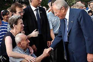Il Presidente Ciampi, in visita a Verona , viene salutato da numerosi cittadini
