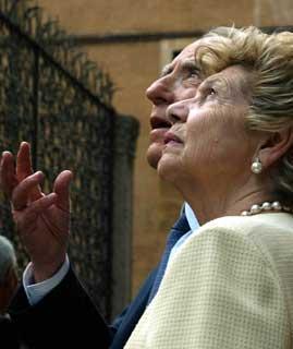 Il Presidente Ciampi con la moglie Franca osservano l'Arco Scaligero, durante la visita alla città di Verona