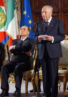 Il Presidente Ciampi con a fianco il Presidente del Consiglio dei ministri Silvio Berlusconi, durante il suo intervento in occasione dell'incontro con gli Ambasciatori italiani nel mondo