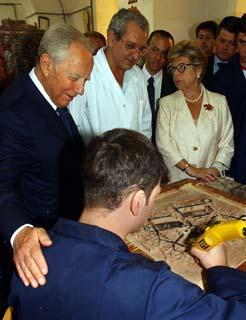 Il Presidente Ciampi nel corso della visita alla falegnameria dell'Istituto Penale Minorile di Nisida si intrattiene con un ragazzo impegnato nel laboratorio