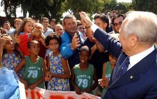 Il Presidente Ciampi al suo arrivo al Parco Virgiliano viene salutato dai presenti