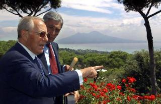 Il Presidente Ciampi, con a fianco il Presidente della Giunta Regionale della Campania Antonio Bassolino, nel corso della visita al Parco Virgiliano, recentemente restaurato. Sullo sfondo il Vesuvio