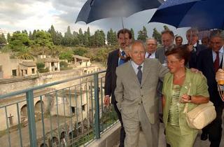 Il Presidente Ciampi con il Sindaco di Ercolano Luisa Bossa durante la visita agli Scavi Archeologici