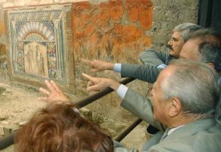 Il Presidente Ciampi nel corso della visita al sito archeologico di Ercolano osserva un mosaico posto nella &quot;Casa di Nettuno e Anfitrite&quot;