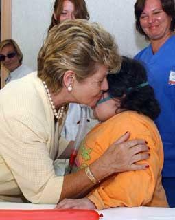 La Signora Franca Pilla Ciampi nel corso della visita al II Policlinico di Napoli saluta una giovane paziente