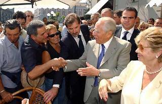 Il Presidente Ciampi e la moglie Franca accolti dall'affetto dei cittadini al loro arrivo in via Caracciolo per una breve passeggiata