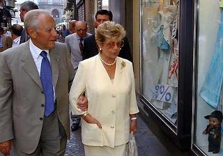 Il Presidente Ciampi e la moglie Franca durante una breve passeggiata nelle vie del centro di Napoli