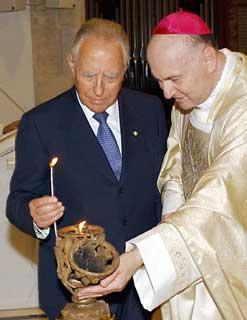 Il Presidente Ciampi con S.E. Rev.ma Mons.Angelo Comastri, Delegato Pontificio di Loreto, durante la cerimonia di accensione della Lampada dell'Italia