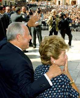 Il Presidente Ciampi e la moglie Franca rispondono al saluto dei cittadini, all' uscita dal Santuario, al termine della Santa Messa