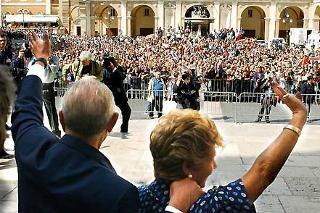 Il Presidente Ciampi con la moglie Franca all'arrivo in piazza del Santuario di Loreto rispondono al saluto dei cittadini