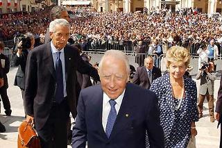 Il Presidente Ciampi con la moglie Franca al loro arrivo in piazza del Santuario di Loreto