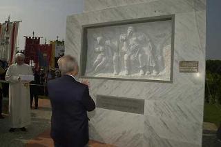 Il Presidente Ciampi sosta davanti al Monumento che ricorda le Vittime dell'Eccidio del Padule di Fucecchio