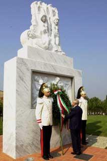 Il Presidente Ciampi depone una corona ai piedi del monumento in memoria dei Combattenti della Toscana caduti in guerra