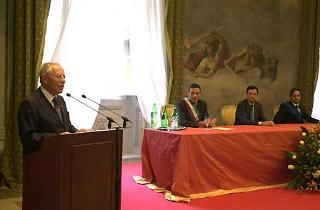Il Presidente Ciampi durante il suo intervento in occasione dell'incontro con le Autorità Politiche Civili, Militari ed i Sindaci della Provincia