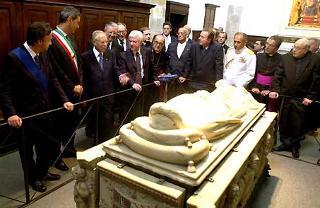 Il Presidente Ciampi in visita alla Cattedrale di San Martino, davanti alla tomba di Ilaria del Carretto