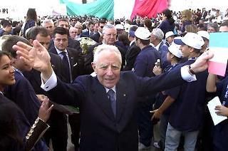 Il Presidente Ciampi, al Vittoriano, tra i giovani studenti in occasione dell'apertura dell'anno scolastico 2002/2003