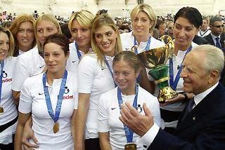 Il Presidente Ciampi con le campionesse del mondo della Nazionale di Volley, in occasione dello &quot;School Day 2002/2003&quot; al Vittoriano