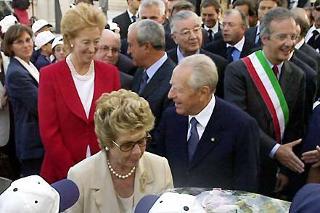Il Presidente Ciampi, in compagnia della moglie Franca, al suo arrivo al Vittoriano, in occasione dell'inaugurazione dell'anno scolastico 2002/2003