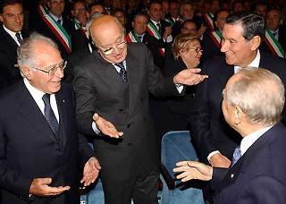 Il Presidente Ciampi, al suo arrivo al Teatro Comunale, viene salutato da Antonio Maccanico, Ciriaco De Mita e Nicola Mancino