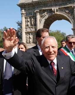 Il Presidente Ciampi risponde al saluto dei cittadini in occasione della visita alla città