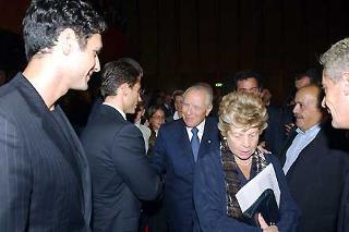 Il Presidente Ciampi insieme alla moglie Franca salutano il Dott. Pier Silvio Berlusconi al termine dell'anteprima del film per la TV &quot;Francesco&quot;