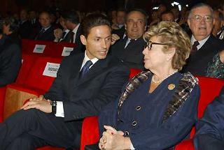 La Signora Franca Pilla Ciampi con il Dott. Pier Silvio Berlusconi poco prima dell'anteprima del Film per la TV &quot;Francesco&quot;