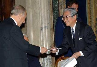Il Presidente Ciampi riceve dal Vice Presidente Esecutivo del Comitato Promotore Giapponese &quot;Italia Giappone&quot; Masamichi Hanabusa il &quot;Resoconto completo degli eventi di Italia in Giappone&quot;
