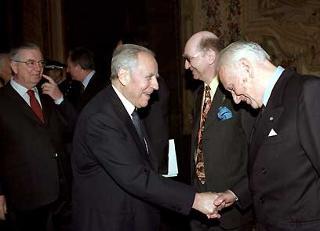 Il Presidente Ciampi accompagnato dal Segretario generale del Quirinale Gaetano Gifuni saluta il Prof. Gian Tommaso Scarascia Mugnozza, Presidente dell'Accademia Nazionale delle Scienze in occasione dell'incontro al Quirinale dei partecipanti al Convegno Euromab. Al centro il Dott. Peter Bridgewater Direttore della Segreteria MAB-UNESCO