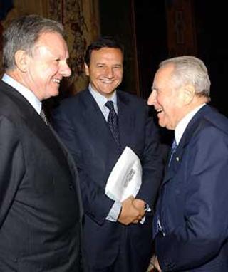 Il Presidente Ciampi si intrattiene con Altero Matteoli, Ministro dell'Ambiente e la Tutela del Territorio; Mario Baccini, Sottosegretario di Stato agli Affari Esteri, in occasione dell'incontro al Quirinale con i partecipanti al convegno Euromab