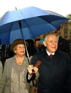 Il Presidente Ciampi e la moglie Franca si riparano dalla pioggia improvvisa all'uscita dall'Hotel de Ville
