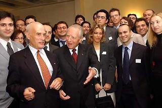 Il Presidente Ciampi insieme al Rettore R. Picht ed un gruppo di studenti italiani del College d'Europe