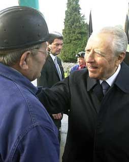 Il Presidente Ciampi dopo aver reso omaggio, nel cimitero di Marcinelle, alle vittime italiane dell'incidente minerario del &quot;Bois du Cazier&quot;, saluta un ex minatore