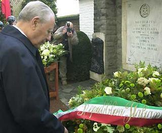 Il Presidente Ciampi, nel cimitero di Marcinelle, rende omaggio alle vittime dell'incidente minerario del &quot;Bois du Cazier&quot; dell'8 agosto del 1956 dove persero la vita 262 minatori di cui 136 italiani